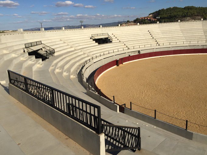 Tendidos de la plaza de toros de Almoguera.