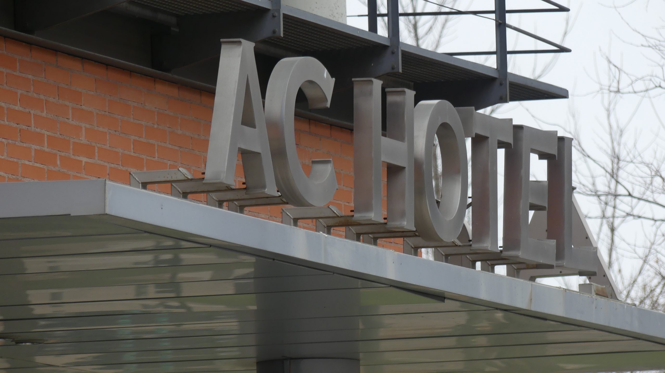 Acceso a un hotel de Guadalajara. (Foto: La Crónic@)