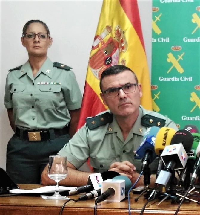 La entonces comandante Moreno y su superior, el teniente coronel Segura, en la multitudinaria rueda de prensa sobre el asesinato múltiple cometido en Pioz. (Foto: La Crónic@)