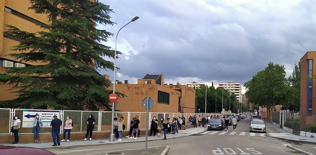 Lo más inquietante de la espera para entrar en el Polideportivo San José, las negras nubes de tormenta de este jueves sobre Guadalajara. (Foto: La Crónic@)
