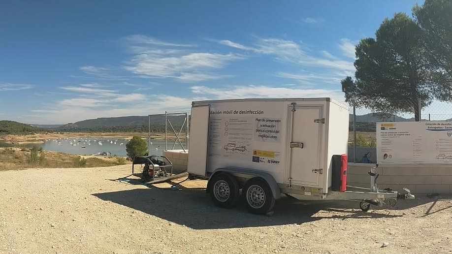 Equipo de la estación móvil de desinfección contra el mejillón cebra ubicada en Entrepeñas.