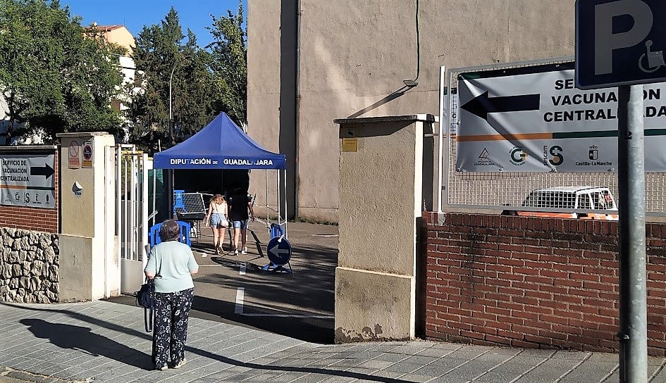 Una pareja de jóvenes acude al centro de vacunación de Guadalajara, en el Polideportivo San José, a las siete y media de la tarde del 12 de julio de 2021. (Foto: La Crónic@)