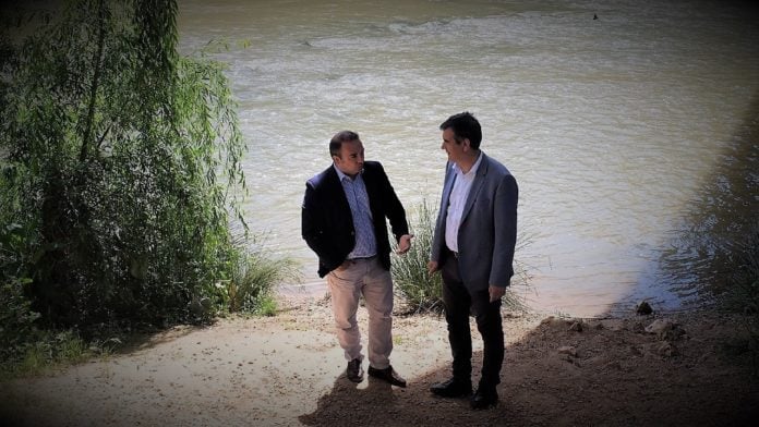 Carnicero y Román a la orilla del Henares, en la presentación de un proyecto en 2019.