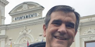 Antonio Román, este miércoles ante el Ayuntamiento de Guadalajara.