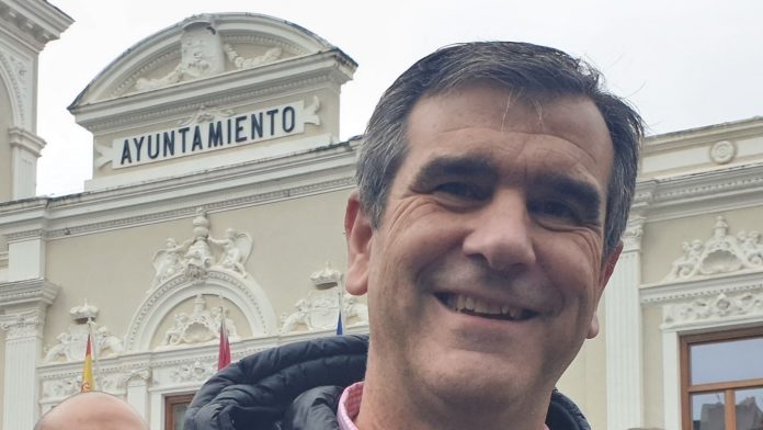 Antonio Román, este miércoles ante el Ayuntamiento de Guadalajara.