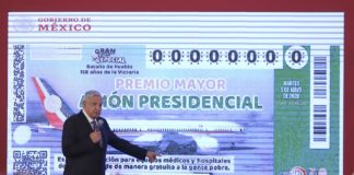 El presidente de México, López Obrador, ante el diseño del boleto para la rifa del avión presidencial.