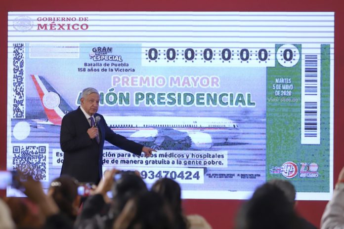 El presidente de México, López Obrador, ante el diseño del boleto para la rifa del avión presidencial.