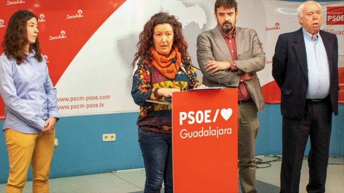 Lorena Álvarez, todavía alcaldesa de Trillo, en su comparecencia ante los periodistas
