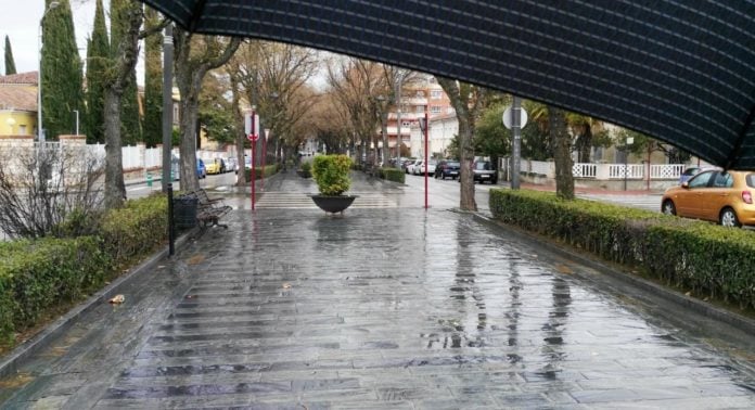 Paraguas, lluvia e incluso sol en el que debería haber sido el fin de semana de las Ferias de Guadalajara en 2020. (Foto: La Crónic@) Paraguas, lluvia e incluso sol en el que debería haber sido el fin de semana de las Ferias de Guadalajara en 2020. (Foto: La Crónic@)