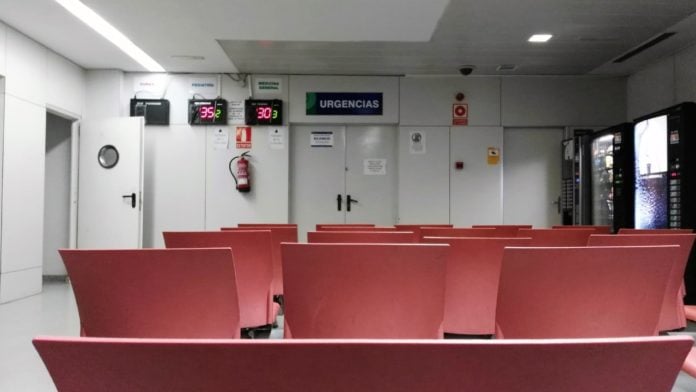 Acusan a la Junta de estar contratando médicos de forma ilegal, sin el MIR Sala de espera de las urgencias del Centro de Salud de Manantiales. (Foto: La Crónic@)