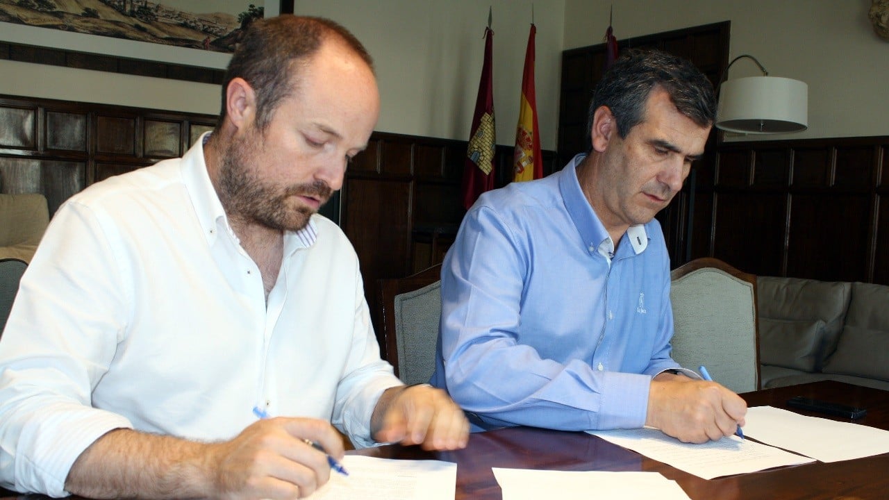 Alejandro Ruiz, en el momento de firma por Ciudadanos el acuerdo de gobierno con Antonio Román en el Ayuntamiento de Guadalajara en 2015.