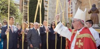 Políticos locales en otra celebración católica en Guadalajara: el Domingo de Ramos.