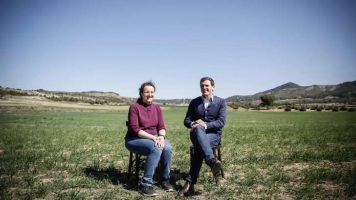 Albert Rivera, de campo, tractor y discurso en Sayatón, con Ángeles Rosado en una imagen que se hizo célebre.