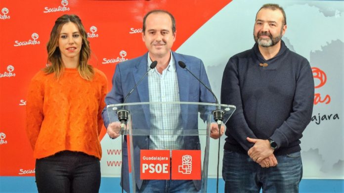 Víctor Cabeza y Lucía de Luz acompañan a alberto Rojo en un acto de partido, meses antes de las elecciones de 2019.