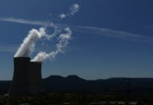 Más años de vida para la central nuclear de Trillo pide el PP Las torres de la nuclear de Trillo y las Tetas de Viana, en el mismo paisaje alcarreño. (Foto: La Crónic@)