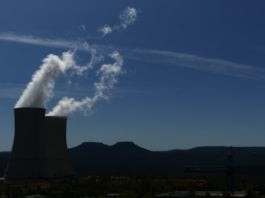 Las torres de la nuclear de Trillo y las Tetas de Viana, en el mismo paisaje alcarreño. (Foto: La Crónic@)
