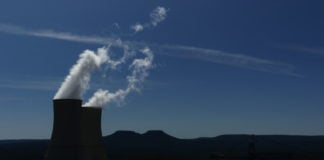 Las torres de la nuclear de Trillo y las Tetas de Viana, en el mismo paisaje alcarreño. (Foto: La Crónic@)