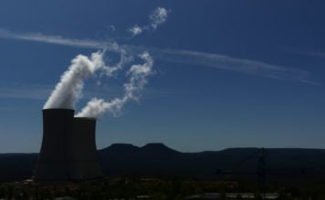 Más años de vida para la central nuclear de Trillo pide el PP Las torres de la nuclear de Trillo y las Tetas de Viana, en el mismo paisaje alcarreño. (Foto: La Crónic@)