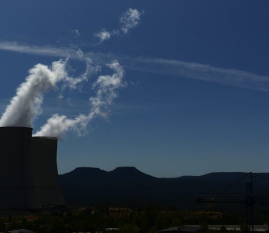 Las torres de la nuclear de Trillo y las Tetas de Viana, en el mismo paisaje alcarreño. (Foto: La Crónic@)