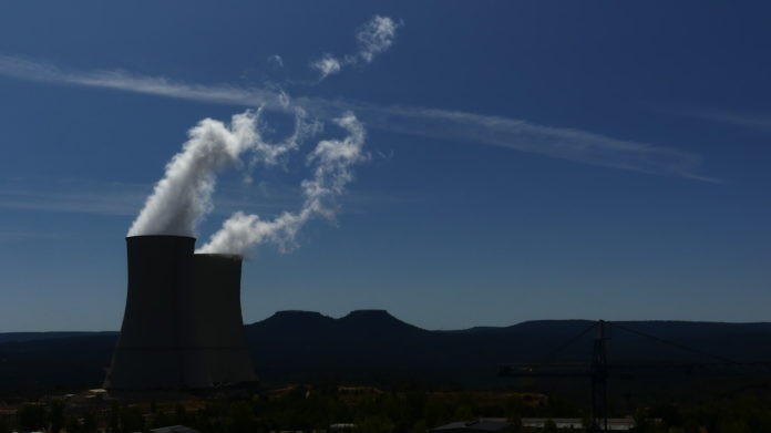 AMAC se reúne con los pueblos próximos a Zorita y Trillo Las torres de la nuclear de Trillo y las Tetas de Viana, en el mismo paisaje alcarreño. (Foto: La Crónic@)