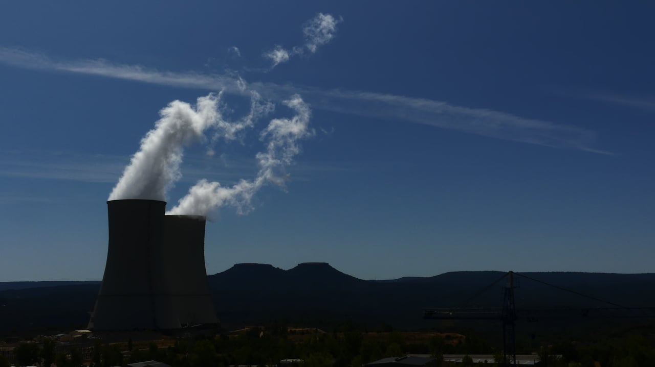 Las torres de la nuclear de Trillo y las Tetas de Viana, en el mismo paisaje alcarreño. (Foto: La Crónic@)