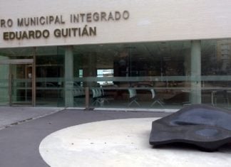Entrada al Centro Municipal Integrado "Eduardo Guitián", de Guadalajara. (Foto: La Crónic@)
