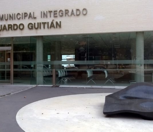 Entrada al Centro Municipal Integrado "Eduardo Guitián", de Guadalajara. (Foto: La Crónic@)