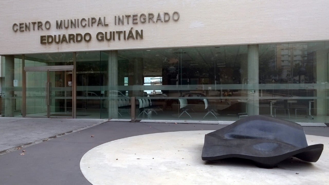 Entrada al Centro Municipal Integrado "Eduardo Guitián", de Guadalajara. (Foto: La Crónic@)