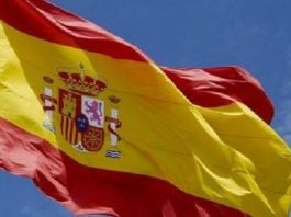 Bandera de España en una calle de Guadalajara. (Foto: La Crónic@)