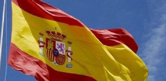 Bandera de España en una calle de Guadalajara. (Foto: La Crónic@)