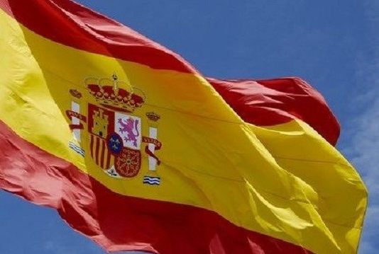 Bandera de España en una calle de Guadalajara. (Foto: La Crónic@)