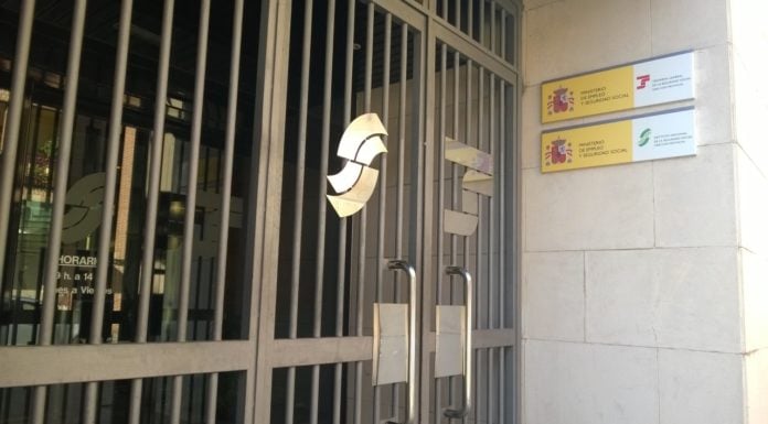 Acceso a las instalaciones del INSS en Guadalajara. (Foto: La Crónic@)