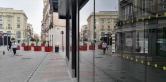 Miles de alcarreños se ven reflejados cada día en las cristaleras de esta oficina de Caixabank, en la Calle Mayor de Guadalajara. (Foto: La Crónic@)