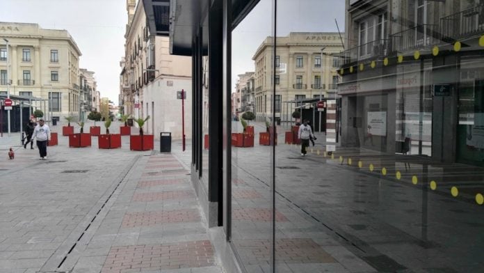 Miles de alcarreños se ven reflejados cada día en las cristaleras de esta oficina de Caixabank, en la Calle Mayor de Guadalajara. (Foto: La Crónic@)