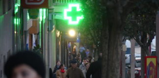 Anuncio de una farmacia en una calle céntrica de Guadalajara. (Foto: La Crónic@)