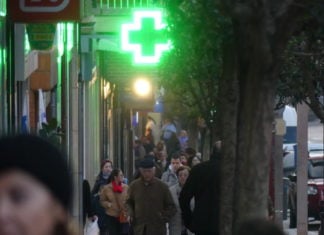 Los cerca de 3.300 farmacéuticos de Castilla-La Mancha celebrarán el próximo 25 de septiembre su Día Mundial para visibilizar su papel esencial en la salud y el bienestar de la población Anuncio de una farmacia en una calle céntrica de Guadalajara. (Foto: La Crónic@)