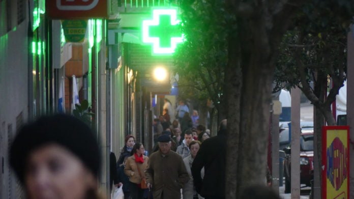 Anuncio de una farmacia en una calle céntrica de Guadalajara. (Foto: La Crónic@)