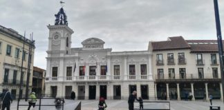 Desaparece la pancarta del PSOE ante el Ayuntamiento de Guadalajara