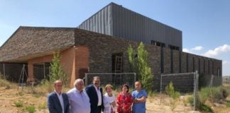 Una de las últimas visitas de políticos al inacabado centro de salud de Alcolea del Pinar.