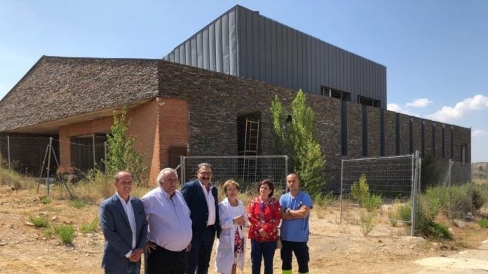 Una de las últimas visitas de políticos al inacabado centro de salud de Alcolea del Pinar.