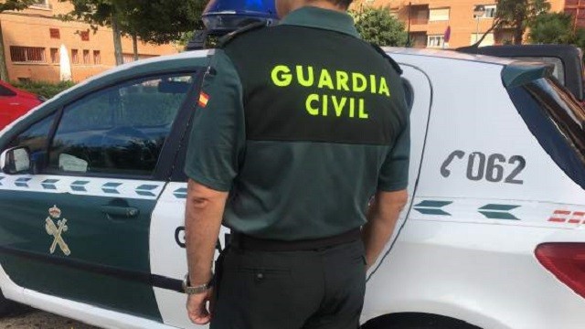 Dos jóvenes de Yunquera, uno de ellos disfrazado de perro, detenidos intentando robar una tienda