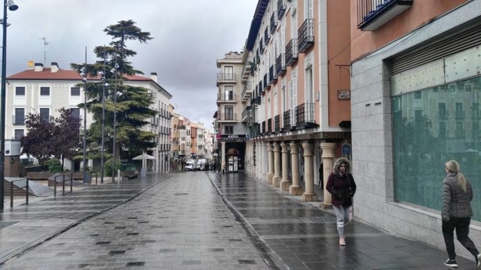 Calle Mayor de Guadalajara con frío y lluvia. (Foto: La Crónic@)