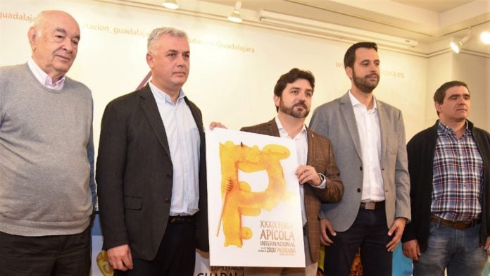 El cartel de la próxima Feria Apícola de Pastrana rompe moldes, con un autor ya conocido