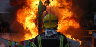 Un bombero de Guadalajara vigila las llamas del entierro de la Sardina en 2019. (Foto: La Crónic@)