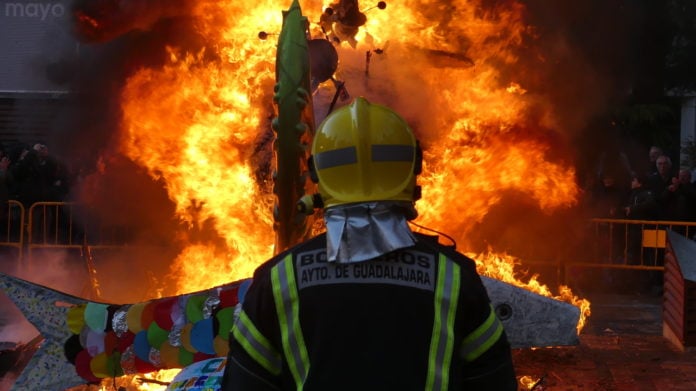 Un bombero de Guadalajara vigila las llamas del entierro de la Sardina en 2019. (Foto: La Crónic@)