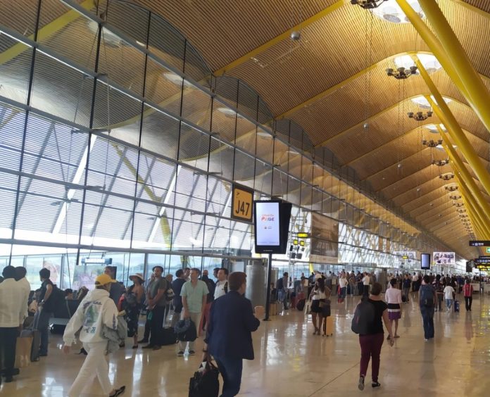 Salidas de la T-4, en Barajas. (Crónica de una deambulación bípeda por la terminal T-4 del aeropuerto de Barajas)