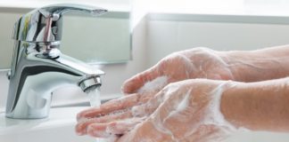 Lavarse lasmanos es el principal consejo que dan las autoridades frente al coronavirus.