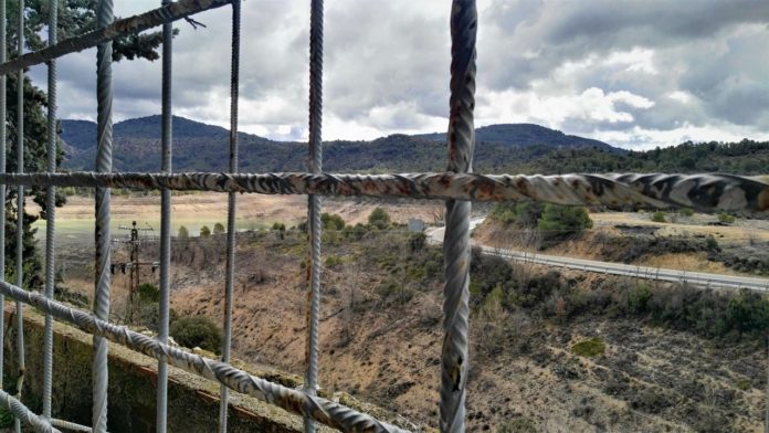 Entrepeñas, ajeno a cualquier optimismo, sigue bajando de nivel El cauce seco de Entrepeñas desde lo que fue una gasolinera, en desuso desde hace años. (Foto: La Crónic@)
