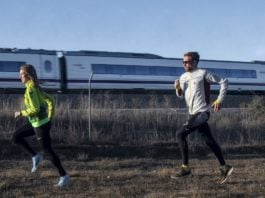 Un AVE pasando cerca de Yebes.