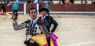 Juan Ortega, dando la vuelta al ruedo del coso de Las Ventas en una anterior temporada.